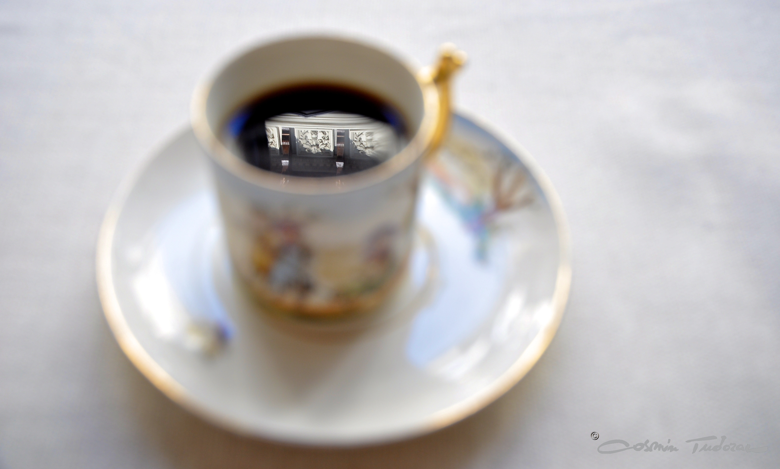 În spatele cafelei