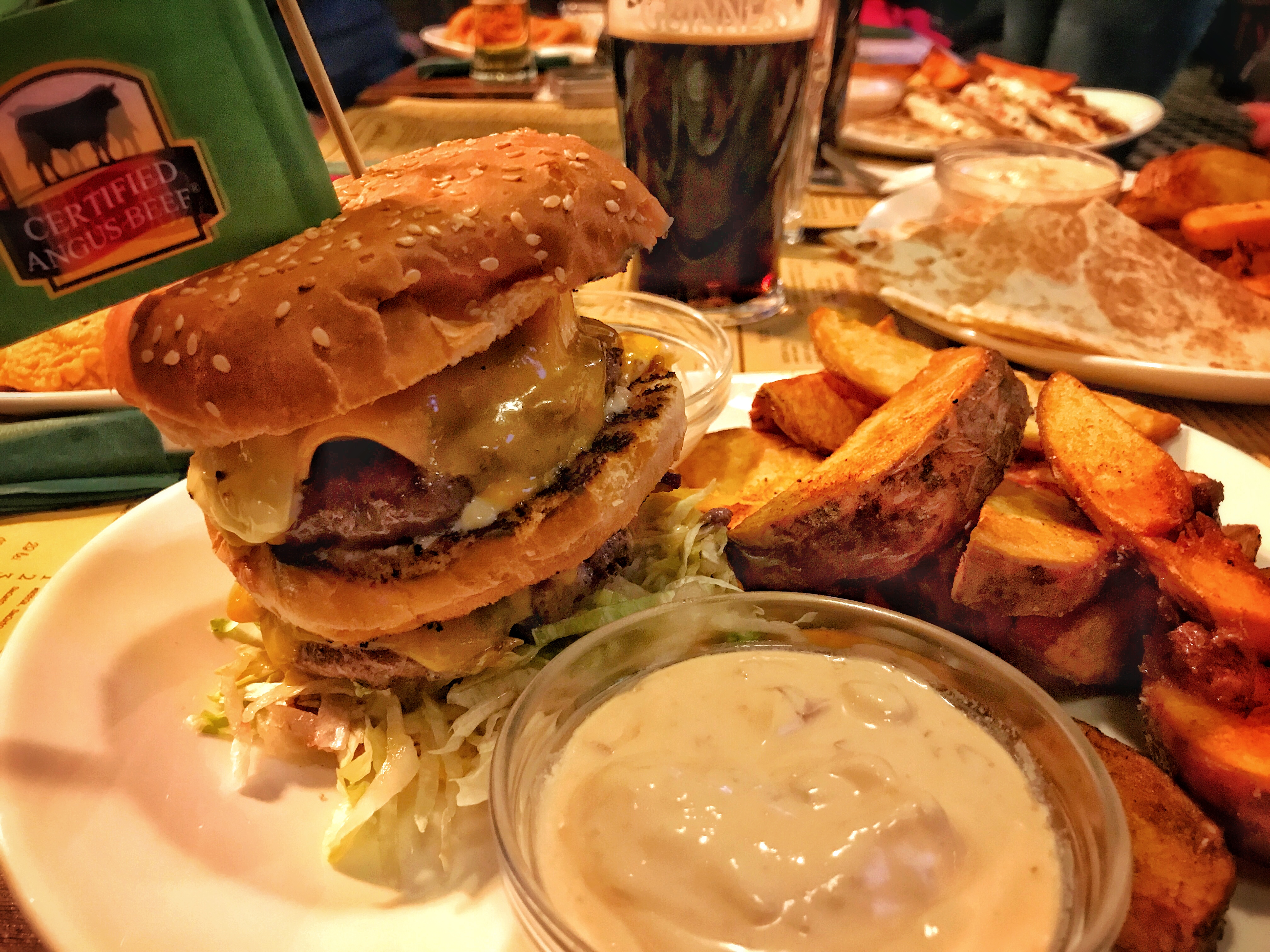 Burgerul Primus. Black Angus. Cu TNR-ul la masă